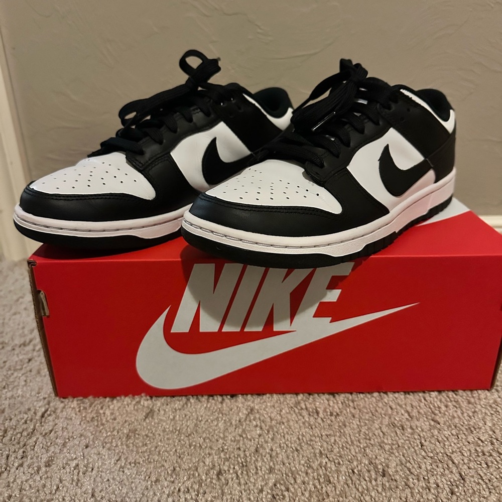Nike women’s Dunk Low (Panda)